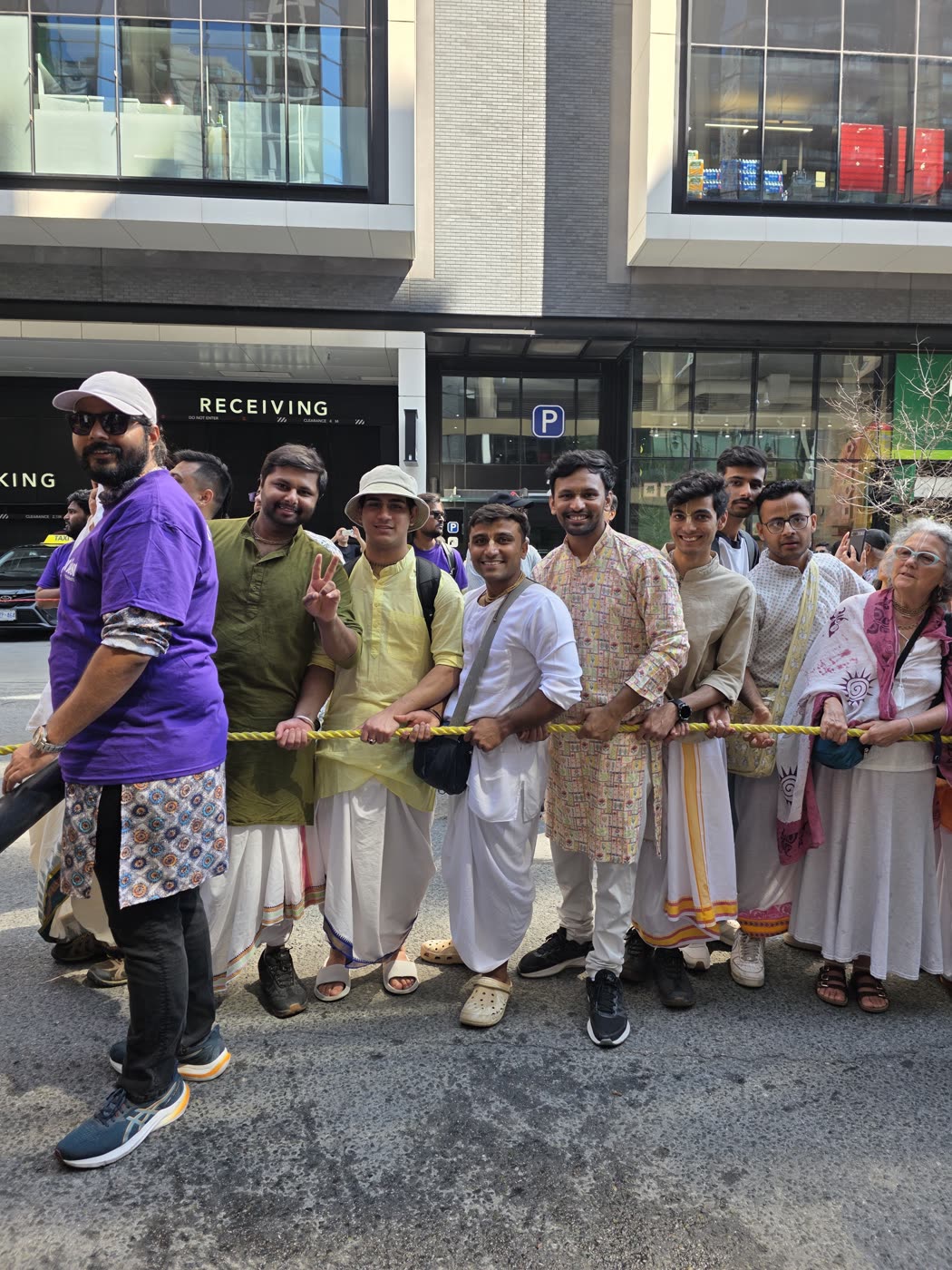Devotees pulling Lord Jagannātha's chariot along the avenue